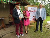 W czasie Narodowego Czytania 2017 w Koszalinie przy plakacie promocyjnym stoją dyrektor Koszalińskie