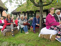 W czasie Narodowego Czytania 2017 w Koszalinie licznie zgroadzona publiczność słucha czytających Wes