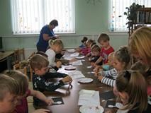 zajęcia plastyczne- dzieci wykonują bociany z papieru