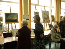 Goście podziwiają obraz 