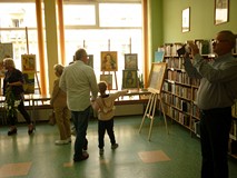Dziewczynka wraz z tatą podziwia obraz 