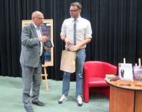 Dyrektor KBP Andrzej Ziemiński składa podziękowanie Marcelowi Woźniakowi