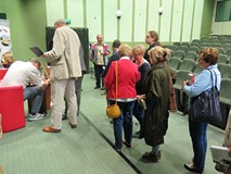 Czytelnicy w kolejce po autografy
