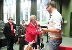 Marcel Woźniak wita się z uczestniczką spotkania