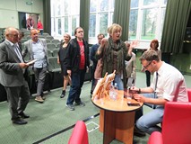 Marcel Woźniak składa autografy