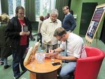 Marcel Woźniak składa autograf