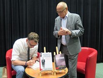 Marcel Woźniak składa autografy