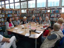 Uczestniczki Dyskusyjnego Klubu Książki podczas rozmowy o książce