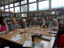 Uczestniczki Dyskusyjnego Klubu Książki podczas rozmowy o książce