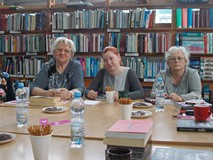 Uczestniczki Dyskusyjnego Klubu Książki podczas rozmowy o książce