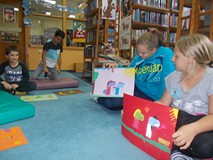 Dwie dziewczynki opoiwadają historię skarptek, które są na ich pracach plastycznych