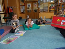 Dzieci słuchają historii skarpetek opowiadanych przez kolegów