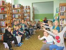 dzieci z kl. III C zjadają chleb