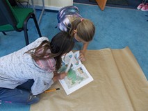 Dwie dziewczynki wyszukują w przewodniku informacje o Londynie