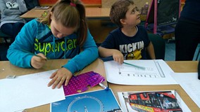 Dwoje dzieci wykonują ilustracje zabytków Londynu