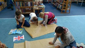 Dzieci pracują w grupie, wyszukując ciekawostek o stolicy Wielkiej Brytanii