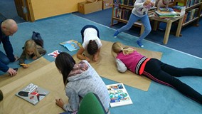 Dzieci pracują zespołowo, wyszukując informacji o Londynie i zapisując je na plakacie