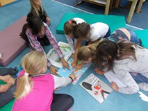 Dzieci wskazują palcem na mapie, gdzie leży Londyn