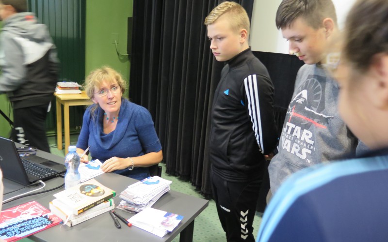 Anna Zgierun-Łacina rozdaje autografy