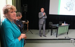 Dyrektor Koszalińskiej Biblioteki Publicznej wita zgromadzonych gości, na pierwszym planie Anna Zgie