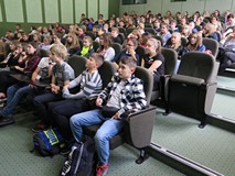 Młodzież koszalińskich szkół podstawowych zgromadzona na spotkaniu