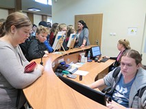 Młodzież w trakcie zwiedzania Koszalińskiej Biblioteki Publicznej (wypożyczalnia)