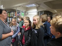 Młodzież w trakcie zwiedzania Koszalińskiej Biblioteki Publicznej (magazyny)