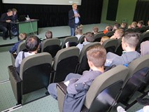 Dyrektor Koszalińskiej Biblioteki Publicznej wita zgromadzonych gości