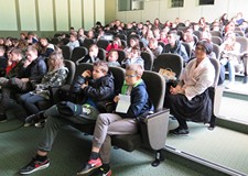 Młodzież koszalińskich szkół podstawowych zgromadzona na spotkaniu