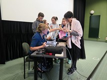 Anna Zgierun-Łacina rozdaje autografy