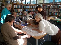 Panie oglądają swoje prace rękodzielnicze