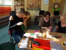 Trzy Panie podczas wykonywania prac z filcu