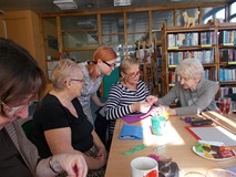 Panie oglądają swoje prace rękodzielnicze