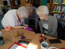 Trzy Panie konsultują ze sobą techniki szycia