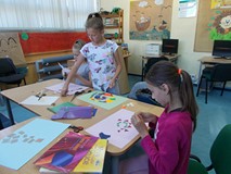 Trzy dziewczynki podczas tworzenia obrazów