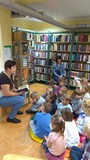 Bibliotekarka czyta opowiadanie o Kolczatku Heleny Bechlerowej