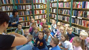 Bibliotekarka pokazuje ilustracje do opowiadania