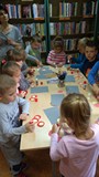 Dzieci wykonują swoje jeże