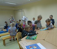 Przedszkolaki zajęte książkami