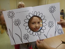 Zdjęcie z książką