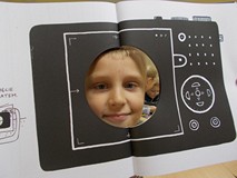 Sesja fotograficzna z ksiązką