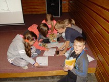 Uczniowie klas IV SP nr 13 rozwiązują krzyżówkę związaną z książkami Alfreda Szklarskiego