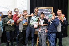 Uczniowie klas VII SP nr 13 prezentują książki Alfreda Szklarskiego