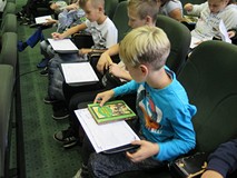 Uczniowie klas IV i V SP nr 13 rozwiązują krzyżówkę