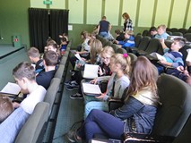 Uczniowie klas VI SP nr 13 rozwiazują krzyżówkę o Alfredzie Szklarskim
