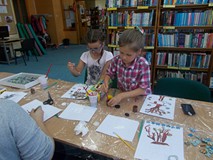 Dwie dziewczynki podczas tworzenia pracy plastcznej