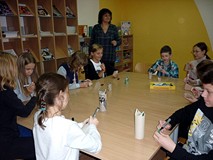 Moliki w trakcie wykonywania SÓWEK z rolek po papierze toaletowym