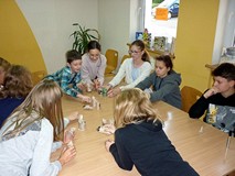 Moliki porównują swoje prace plastyczne - kolorowe SÓWKI