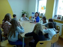 Bibliotekarka prezentuje nowości książkowe dla dzieci i młodzieży