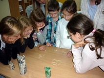 Moliki rozwiązują zapałczane zagadki